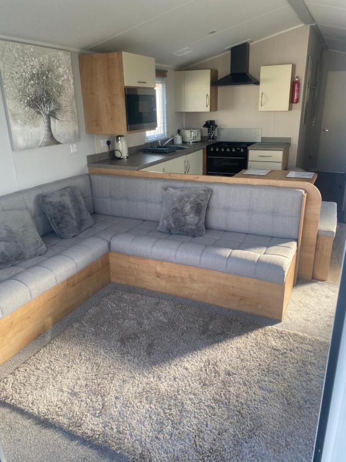 Modern 3 Bedroom Caravan Near The Beach Уолтон-он-Наз Экстерьер фото