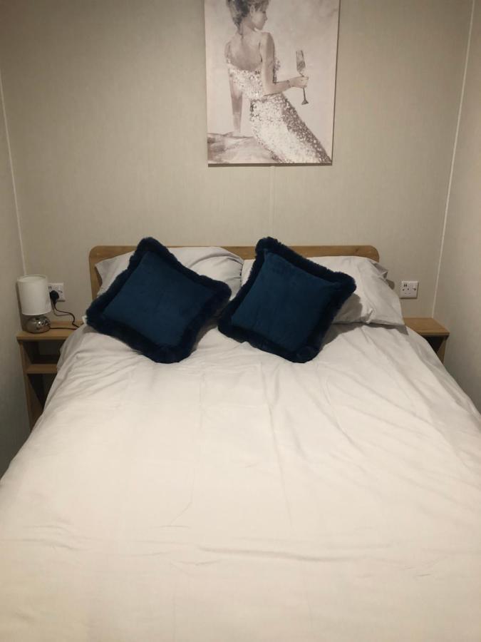 Modern 3 Bedroom Caravan Near The Beach Уолтон-он-Наз Экстерьер фото