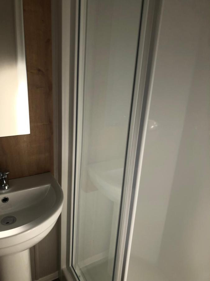 Modern 3 Bedroom Caravan Near The Beach Уолтон-он-Наз Экстерьер фото