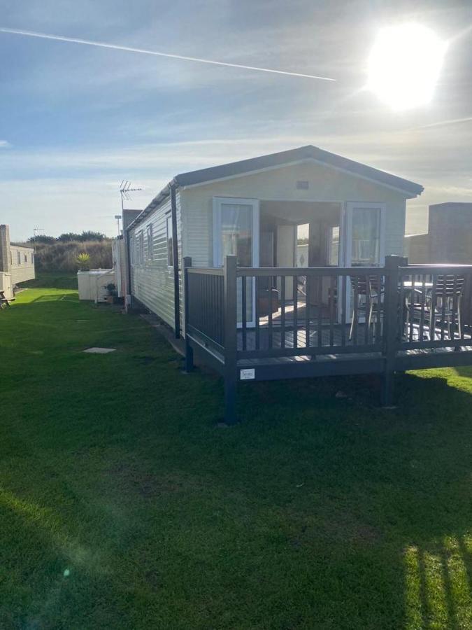 Modern 3 Bedroom Caravan Near The Beach Уолтон-он-Наз Экстерьер фото