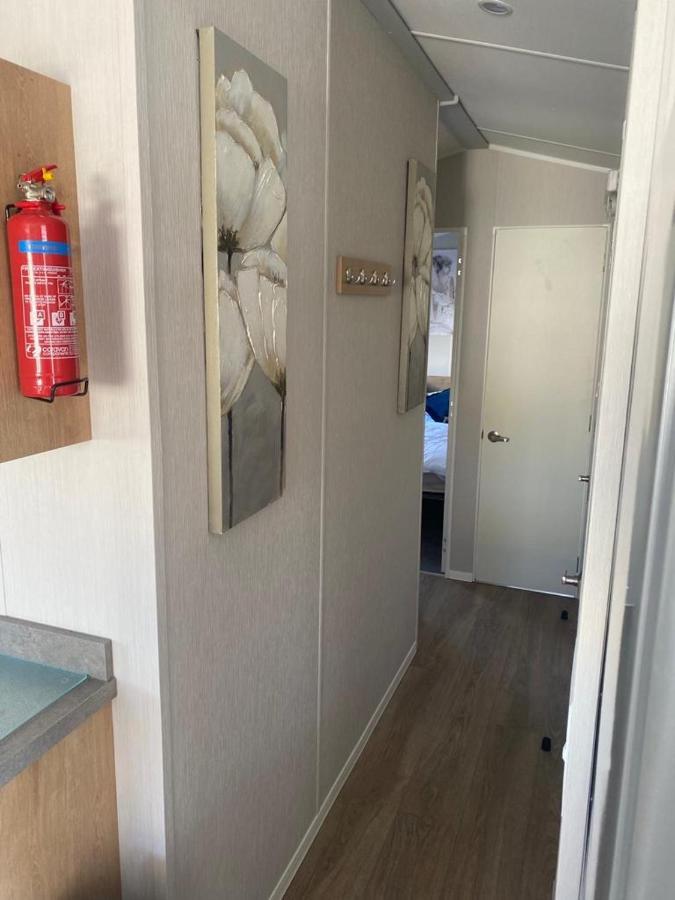 Modern 3 Bedroom Caravan Near The Beach Уолтон-он-Наз Экстерьер фото